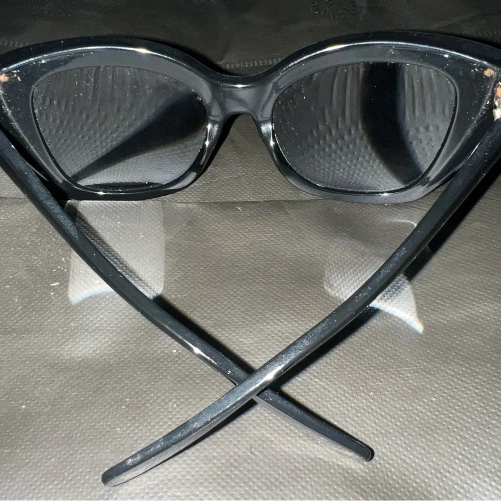 Gucci Black and Gold Eyewear - Picture 3 of 6